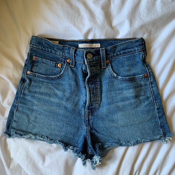 SOLD Levi’s Ribcage Shorts - Picture 3 of 6